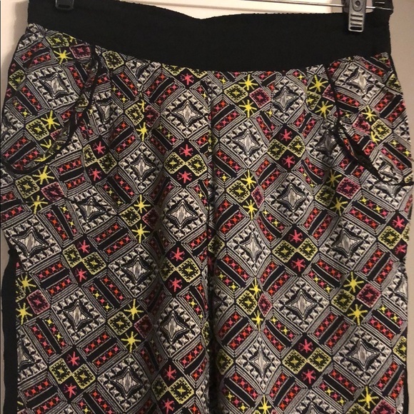 Light patterned trousers with pockets - Picture 2 of 3